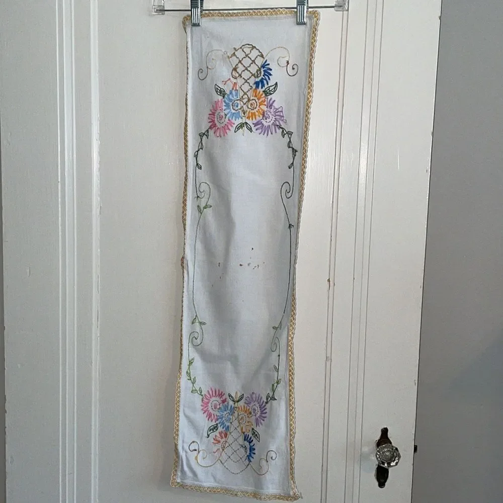 Vintage table runner with‎ floral embroidery & crochet edges